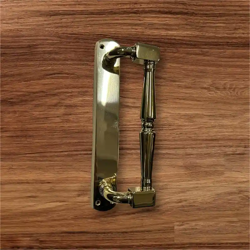 Maniglione REGUITTI serie Ginevra Spostato con placca ottone lucido 8631 Laatste Kans